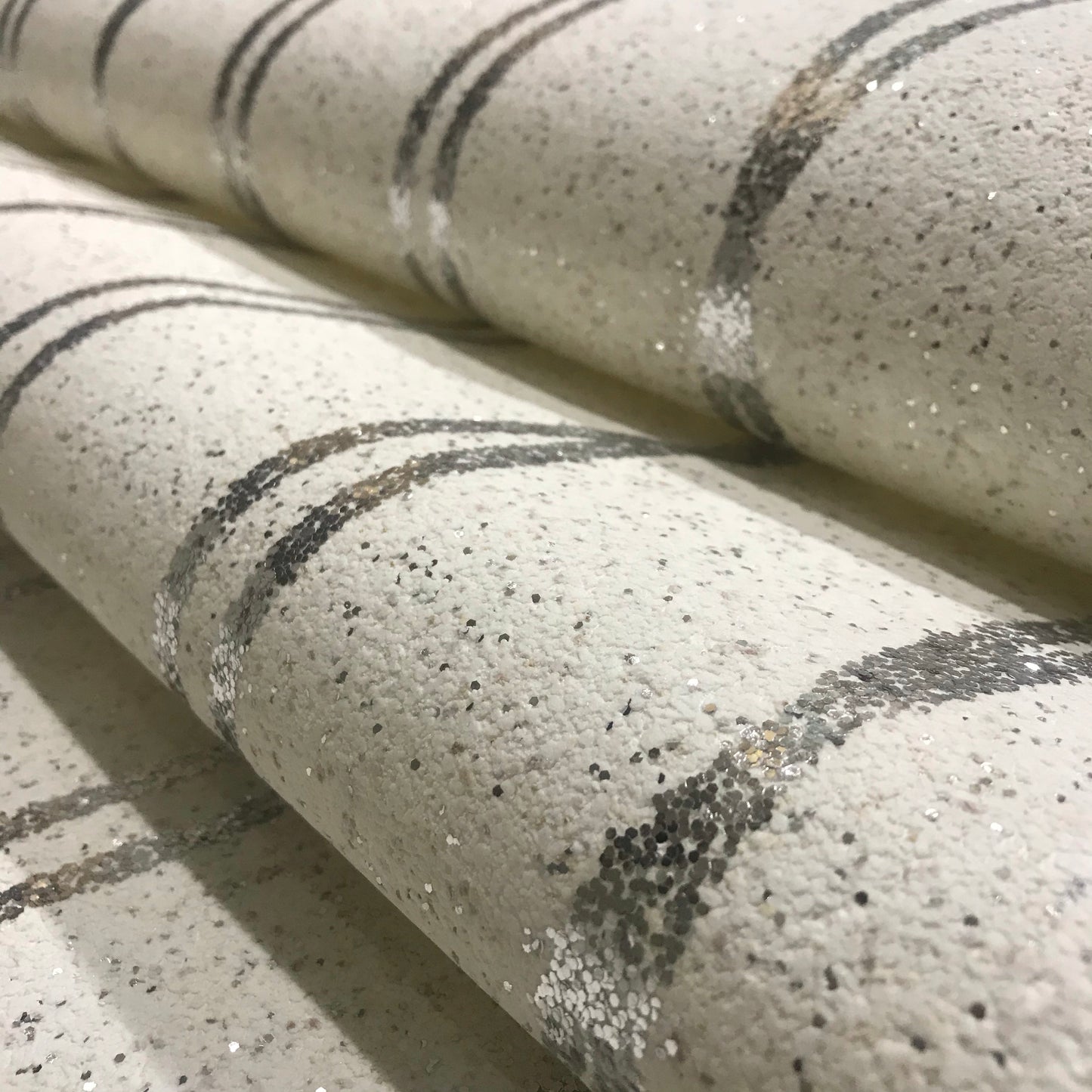 Mica Curve Glitter Wallpaper (White With Silver Glitter) - MSC13
