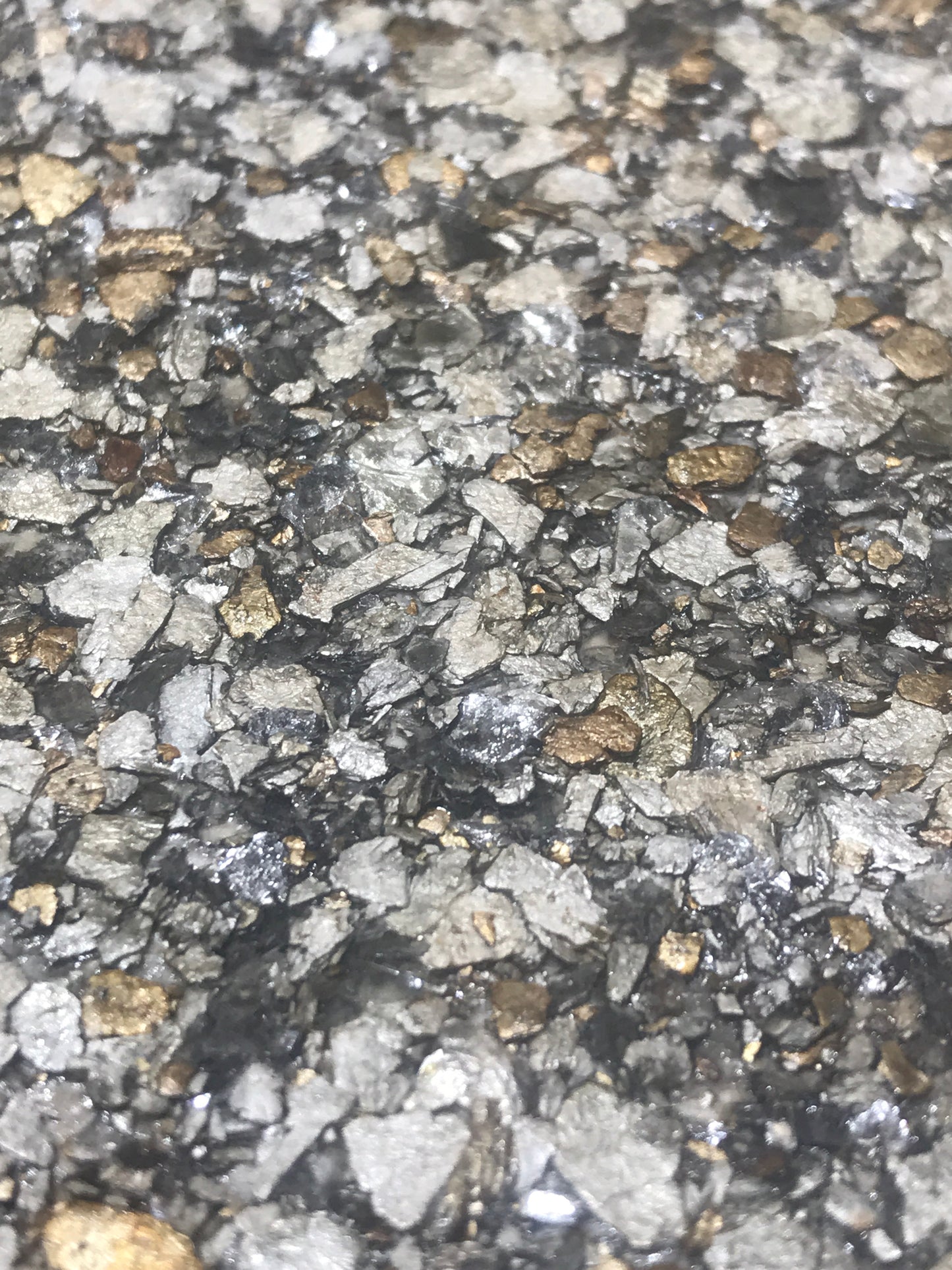 Mica High Gloss Pebble Wallpaper - Anthracite (Silver/Gold Pebble) - ML59